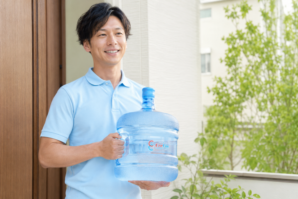 クリクラ西湘の配達スタッフがウォーターサーバー用のボトルを配達する様子